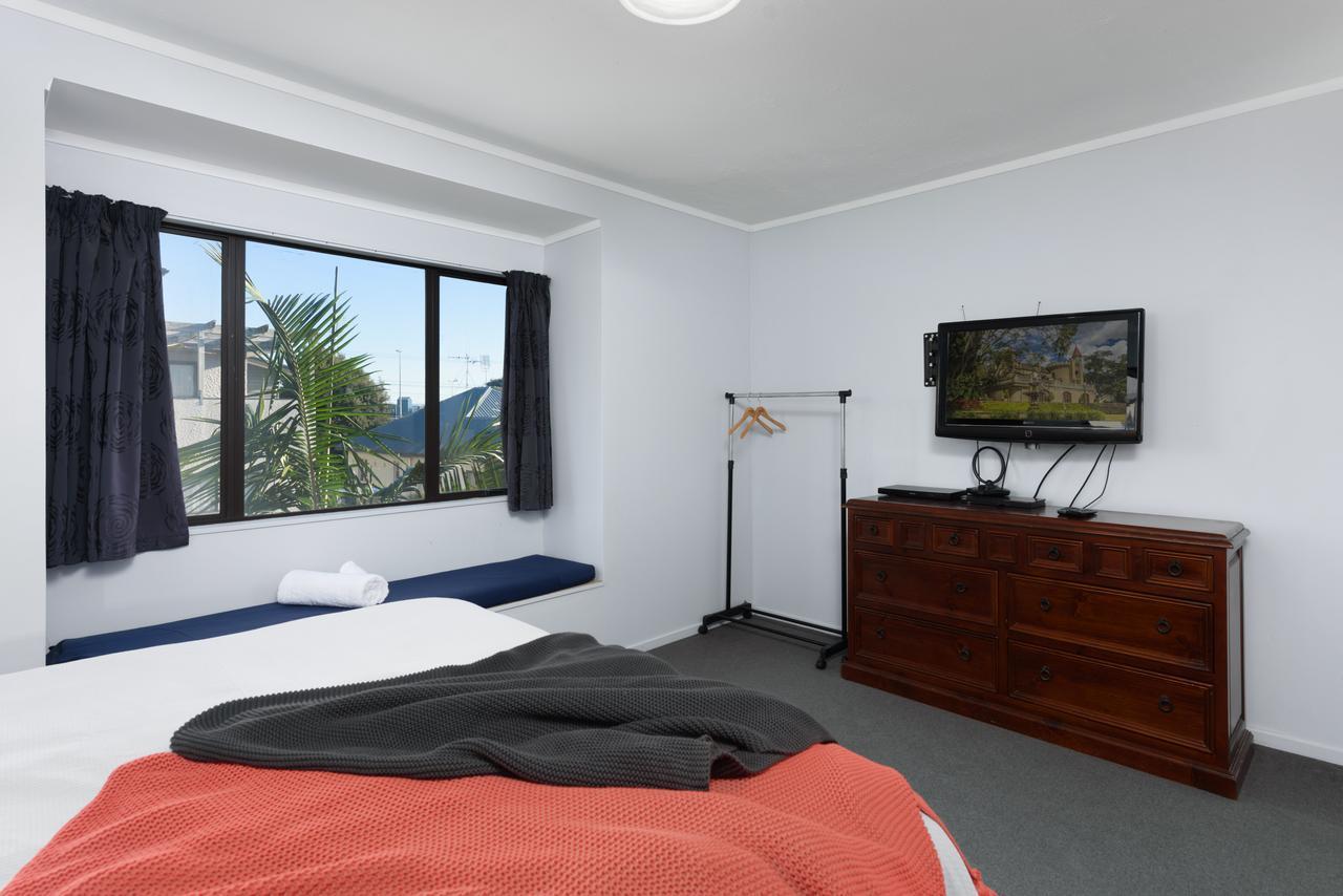 Convenient Family Bach With Easy Access To Blake Park The Beach And Downtown Mount Maunganui Exterior photo